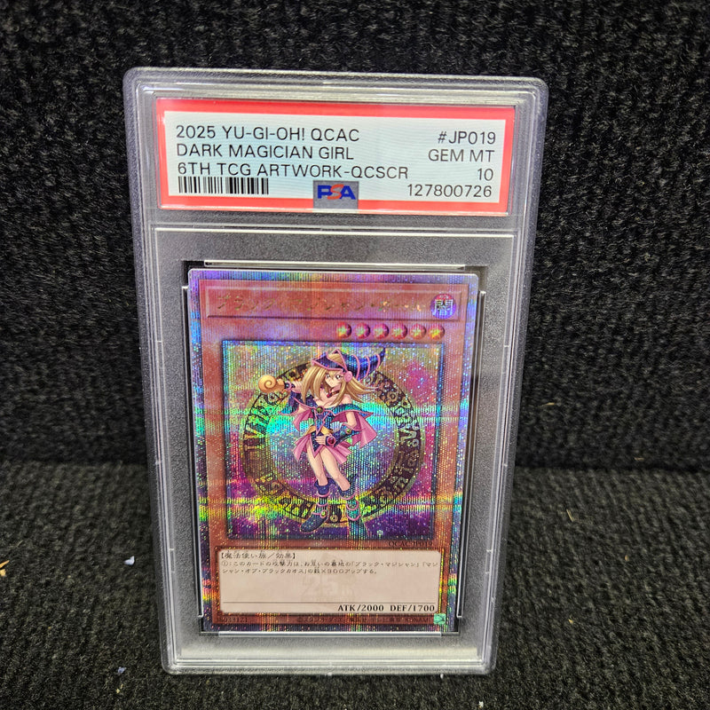 GRADED [PSA 10] 2025 YU-GI-OH! JAPANESE QCAC-QUARTER CENTURY ART COLLECTION #JP019 DARK MAGICIAN GIRL 6TH TCG ARTWORK-QCSCR